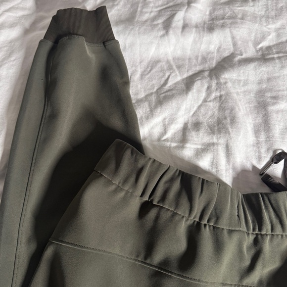 🤍 1 Lululemon On The Fly Joggers - Dark Olive - Picture 6 of 8